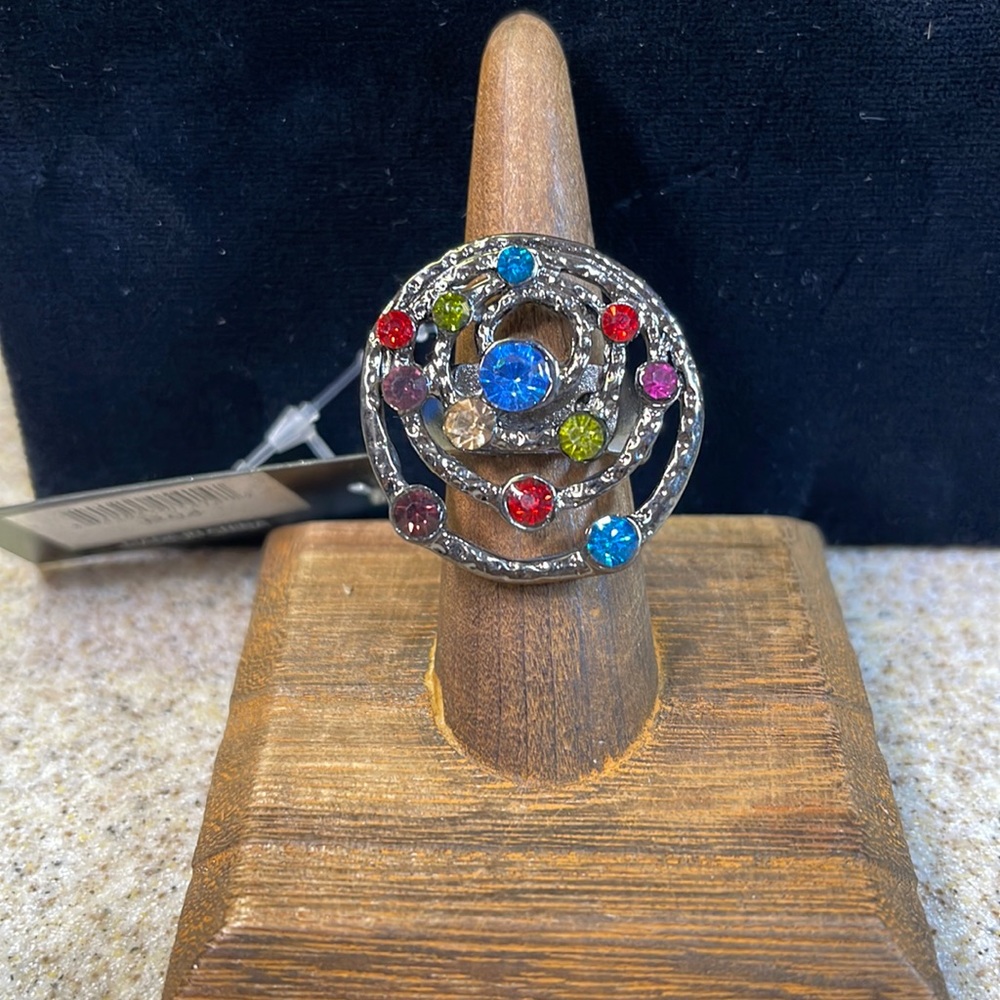 STRETCH RING OF CIRCLES WITH RHINESTONES DARK SILVER COLOR.